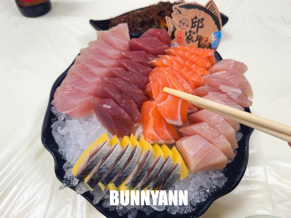 漁港邊很低調，就是放流海產餐廳，兩百元吃四十片生魚片，鮮魚湯也是主打