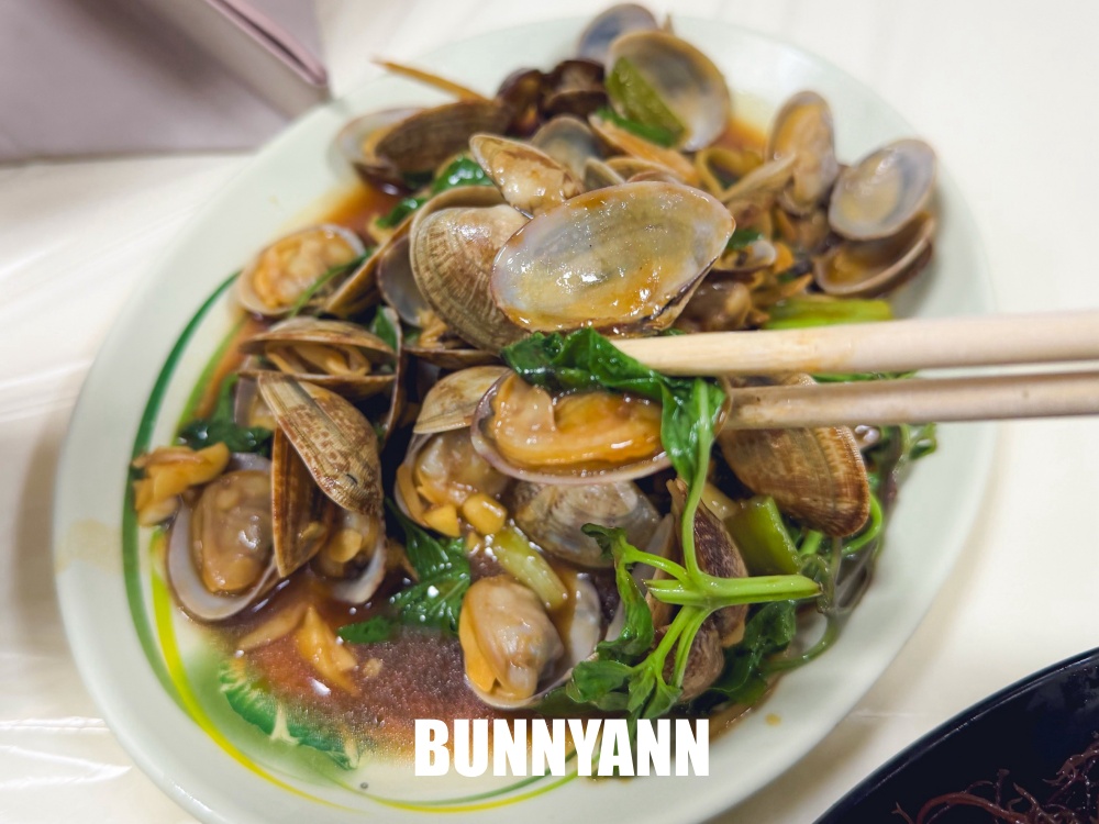 漁港邊很低調，就是放流海產餐廳，兩百元吃四十片生魚片，鮮魚湯也是主打