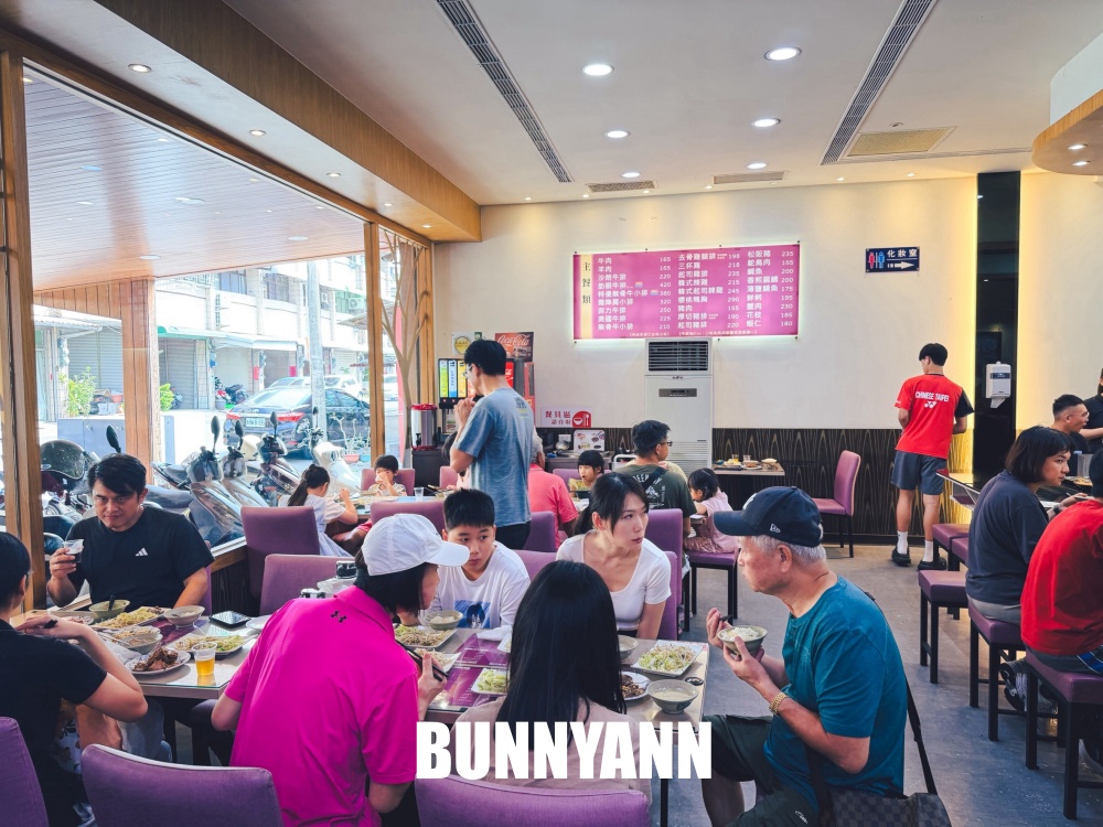 民雄這小鎮內超低調，鐵板牛排鋪滿蒜酥超下飯，飲料湯品又能免費吃到飽