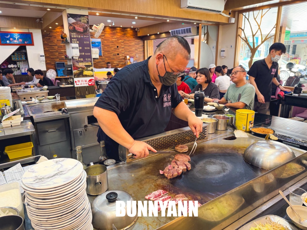 民雄這小鎮內超低調，鐵板牛排鋪滿蒜酥超下飯，飲料湯品又能免費吃到飽