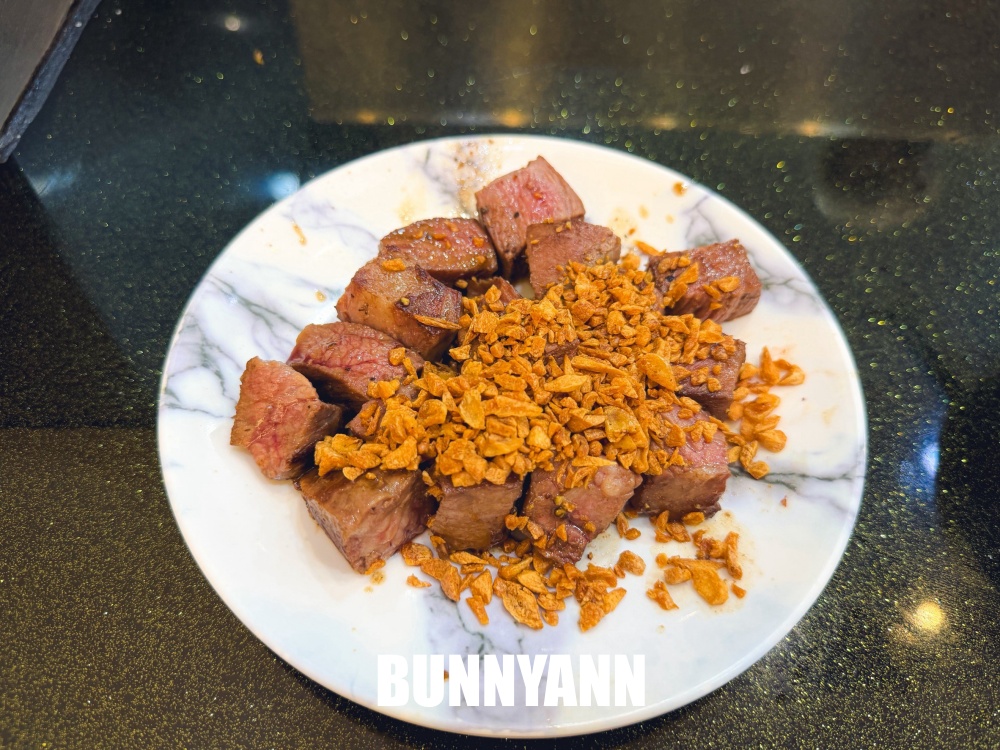 民雄這小鎮內超低調，鐵板牛排鋪滿蒜酥超下飯，飲料湯品又能免費吃到飽