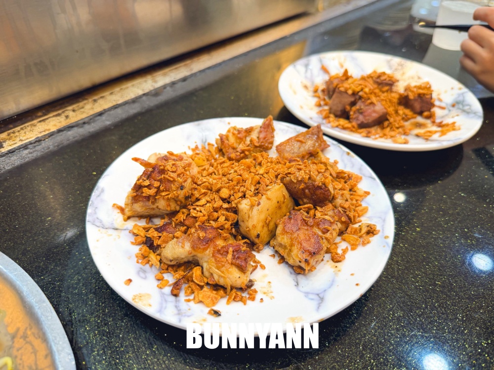 民雄這小鎮內超低調，鐵板牛排鋪滿蒜酥超下飯，飲料湯品又能免費吃到飽