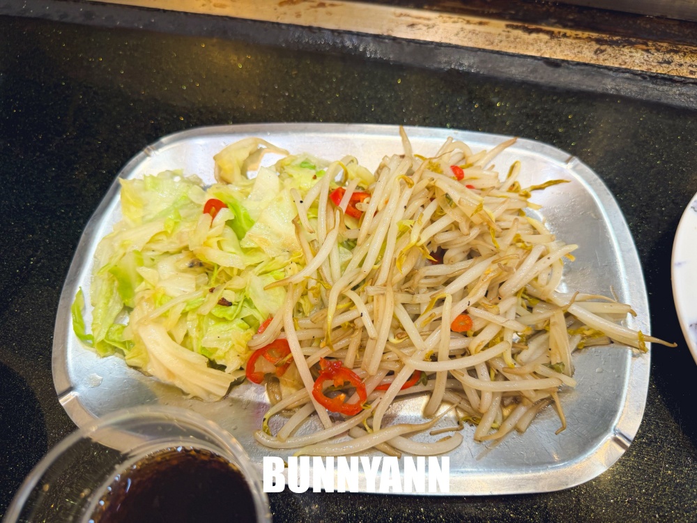 民雄這小鎮內超低調，鐵板牛排鋪滿蒜酥超下飯，飲料湯品又能免費吃到飽