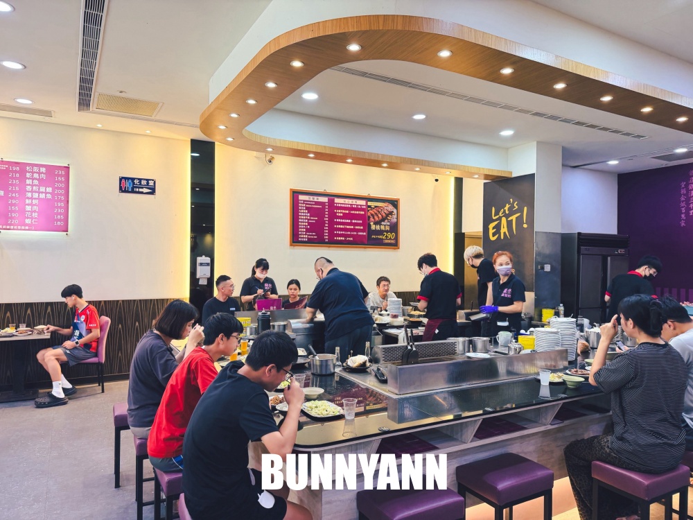 民雄這小鎮內超低調，鐵板牛排鋪滿蒜酥超下飯，飲料湯品又能免費吃到飽
