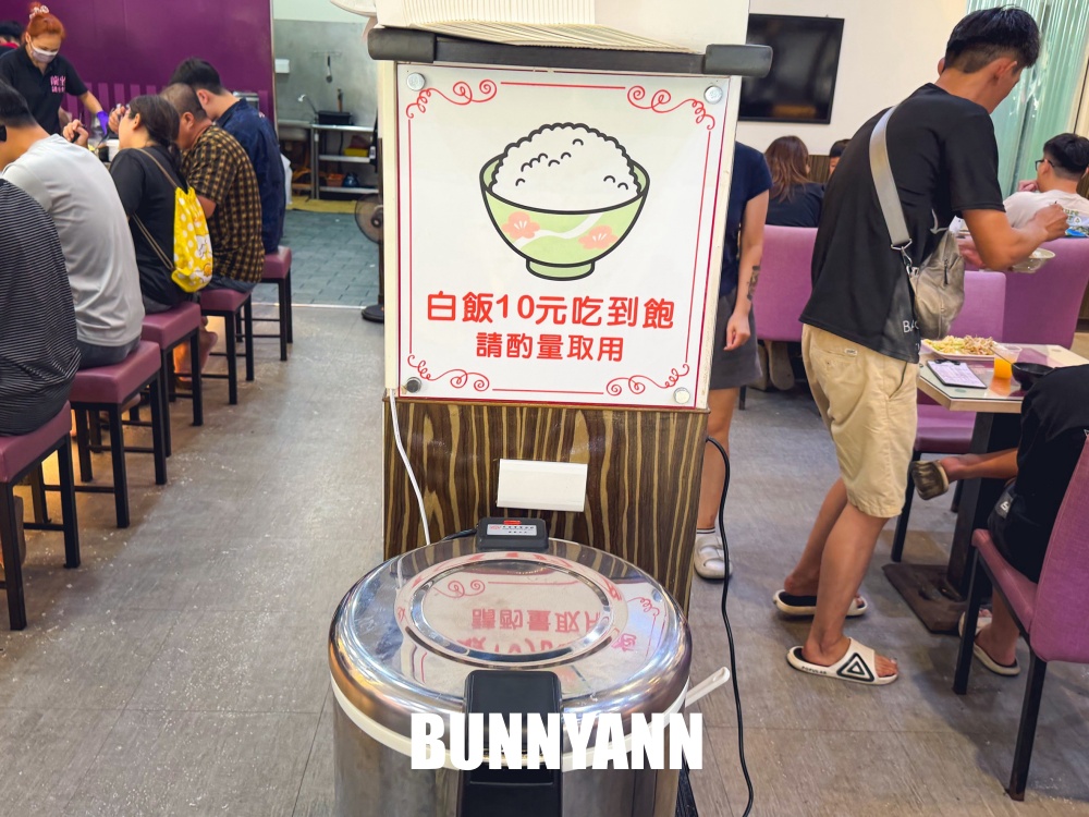 民雄這小鎮內超低調，鐵板牛排鋪滿蒜酥超下飯，飲料湯品又能免費吃到飽