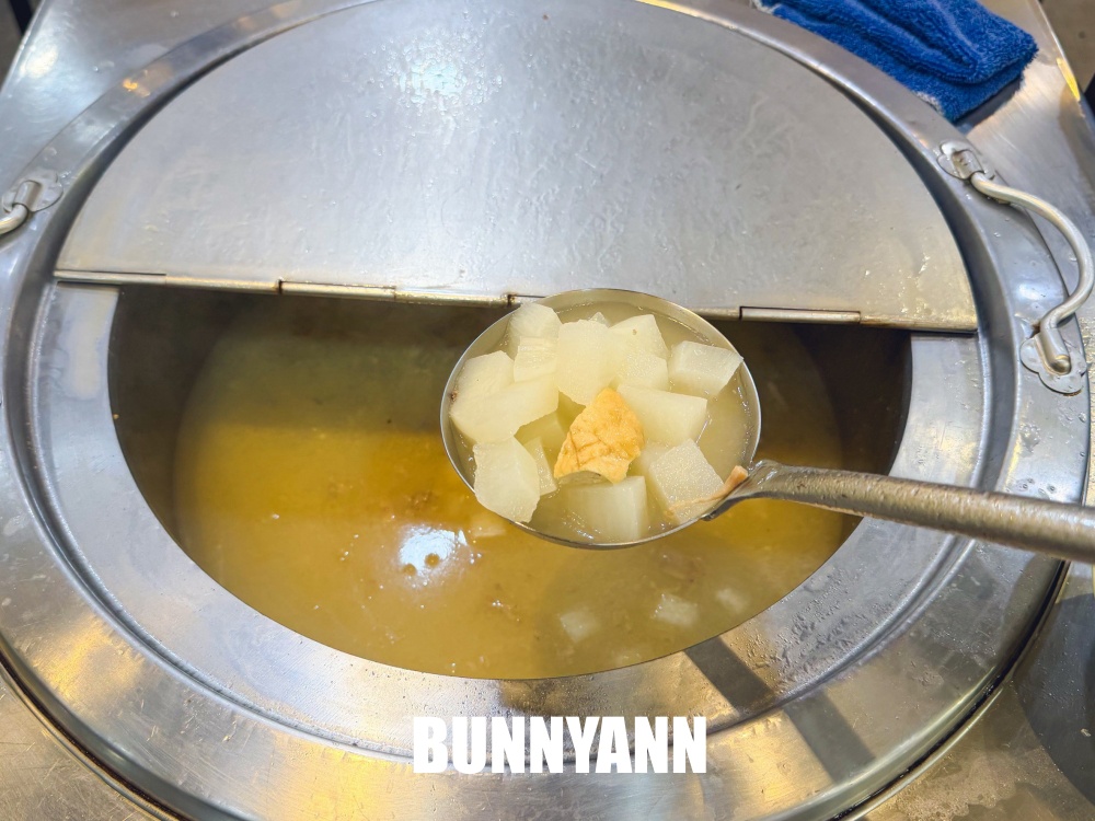 民雄這小鎮內超低調，鐵板牛排鋪滿蒜酥超下飯，飲料湯品又能免費吃到飽
