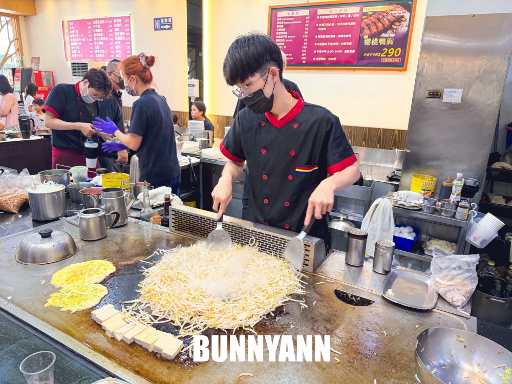民雄這小鎮內超低調，鐵板牛排鋪滿蒜酥超下飯，飲料湯品又能免費吃到飽