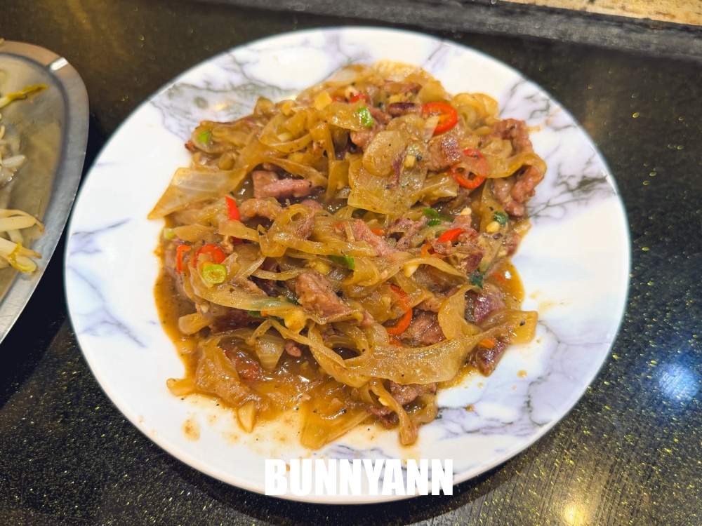 民雄這小鎮內超低調，鐵板牛排鋪滿蒜酥超下飯，飲料湯品又能免費吃到飽