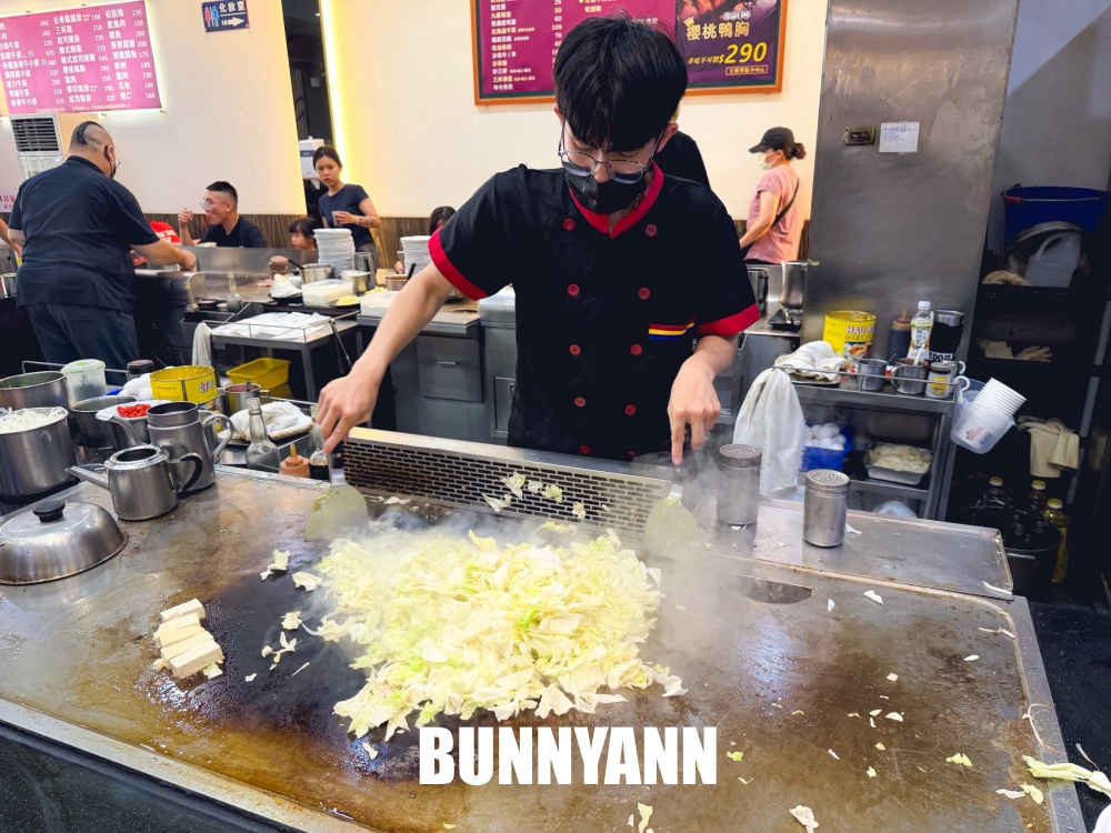民雄這小鎮內超低調，鐵板牛排鋪滿蒜酥超下飯，飲料湯品又能免費吃到飽