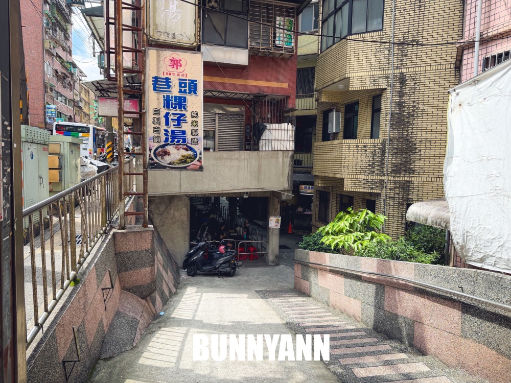 原本只想吃碗粿仔湯，結果50年老店整桌黑白切超澎湃，純米粿仔真的有夠Q