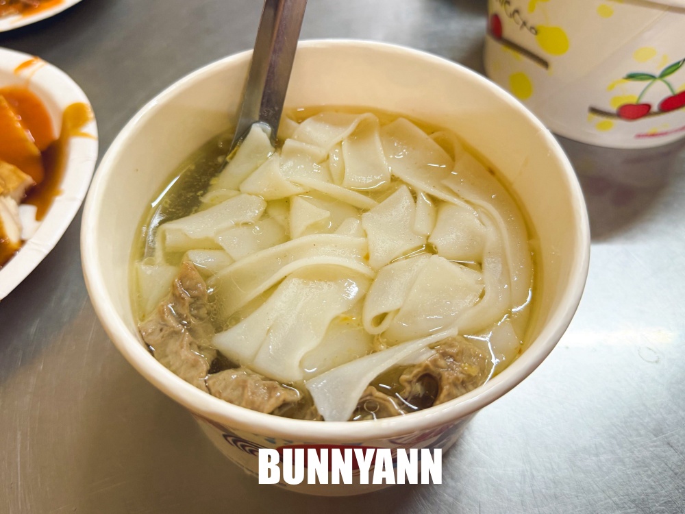 原本只想吃碗粿仔湯，結果50年老店整桌黑白切超澎湃，純米粿仔真的有夠Q