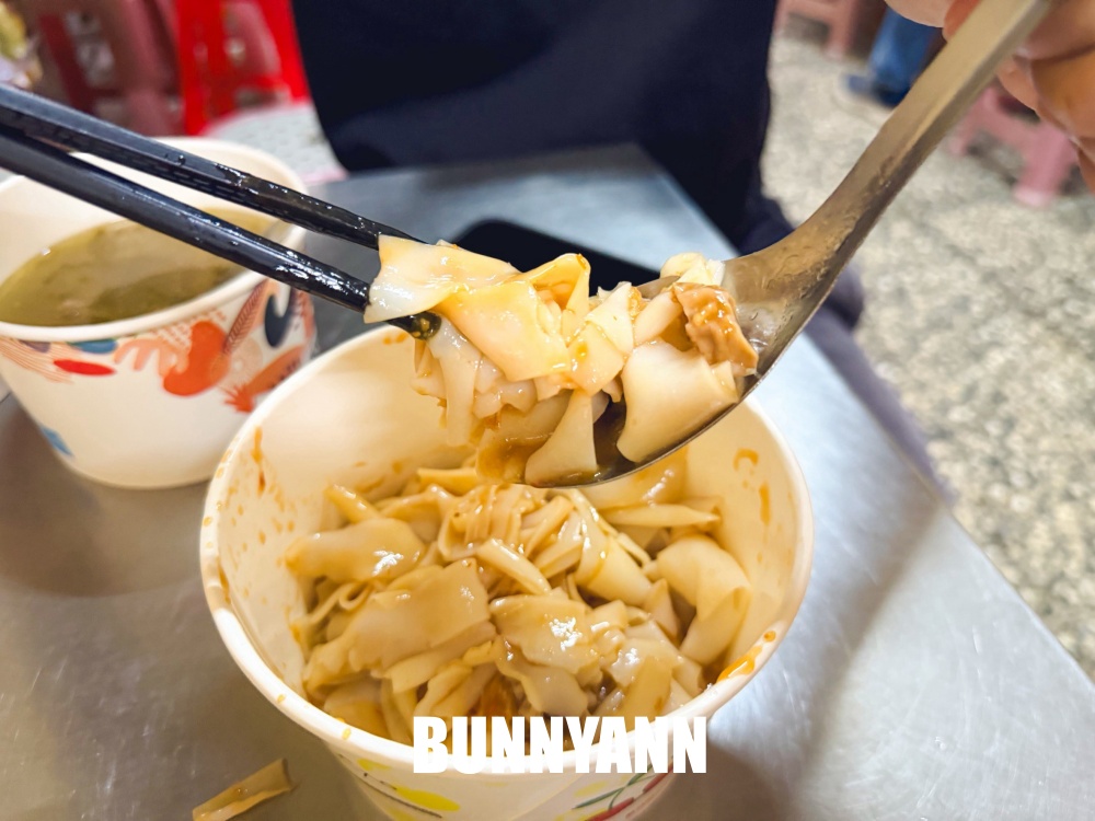原本只想吃碗粿仔湯，結果50年老店整桌黑白切超澎湃，純米粿仔真的有夠Q