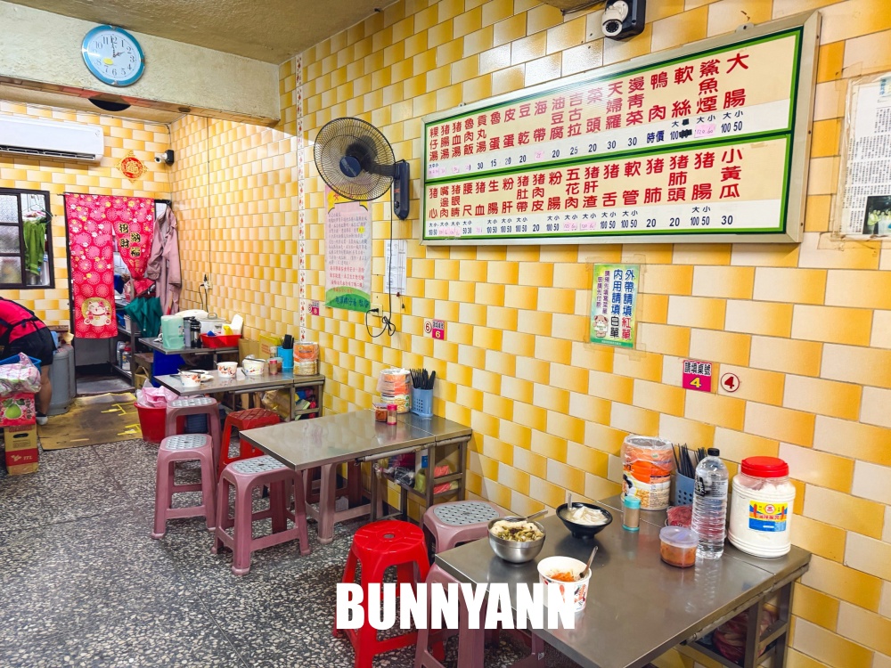 原本只想吃碗粿仔湯，結果50年老店整桌黑白切超澎湃，純米粿仔真的有夠Q