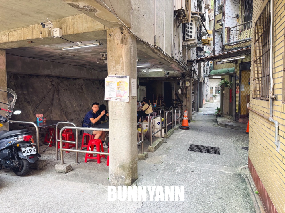 原本只想吃碗粿仔湯，結果50年老店整桌黑白切超澎湃，純米粿仔真的有夠Q