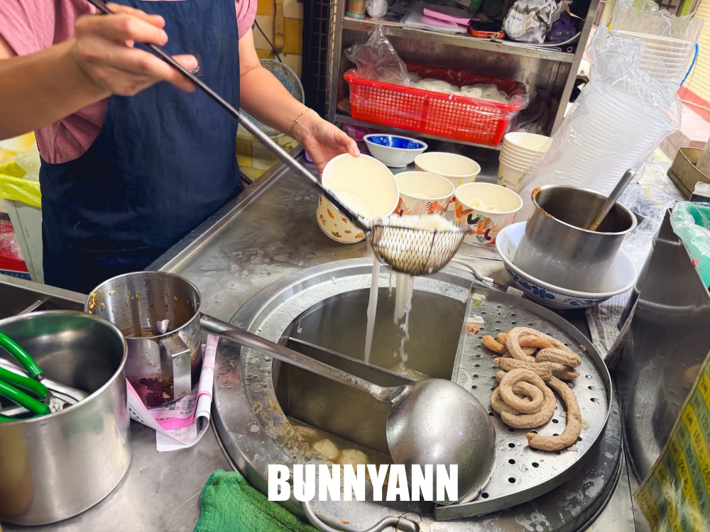 原本只想吃碗粿仔湯，結果50年老店整桌黑白切超澎湃，純米粿仔真的有夠Q