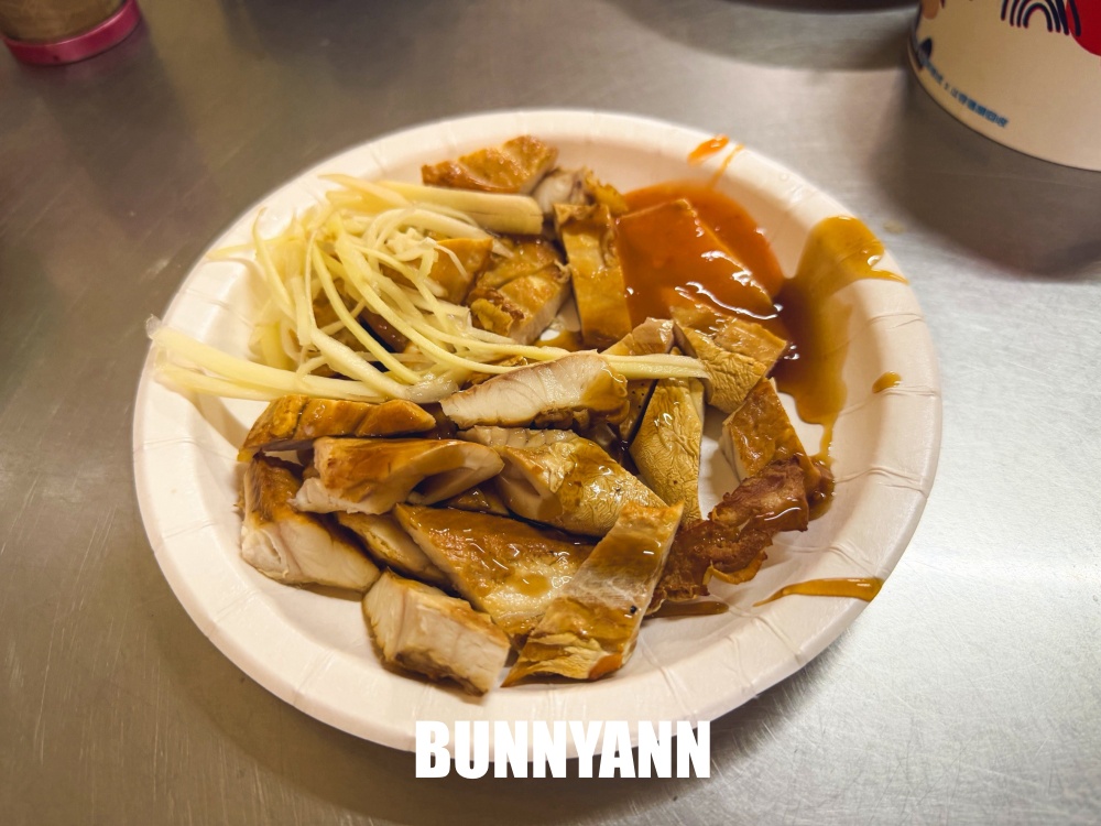 原本只想吃碗粿仔湯，結果50年老店整桌黑白切超澎湃，純米粿仔真的有夠Q