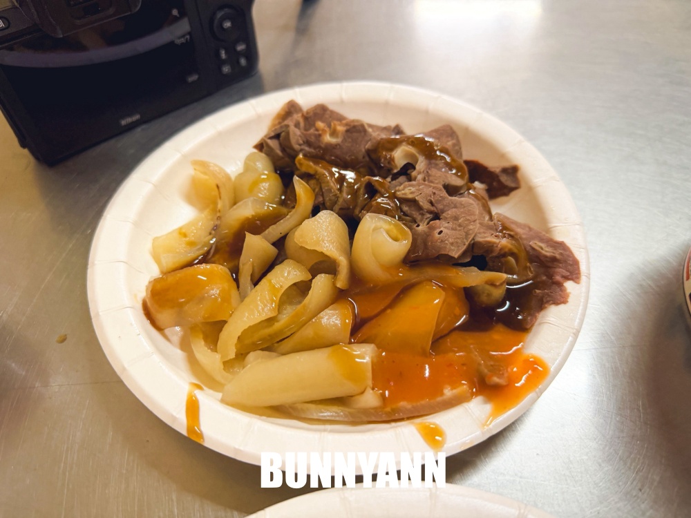 原本只想吃碗粿仔湯，結果50年老店整桌黑白切超澎湃，純米粿仔真的有夠Q