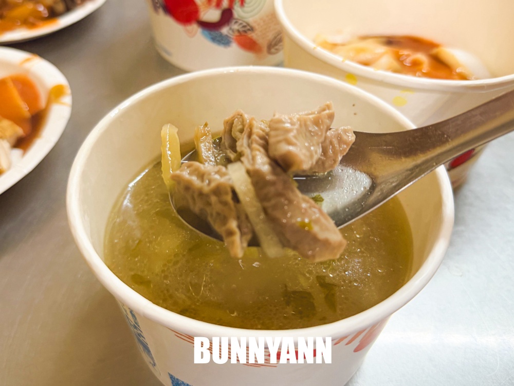 原本只想吃碗粿仔湯，結果50年老店整桌黑白切超澎湃，純米粿仔真的有夠Q