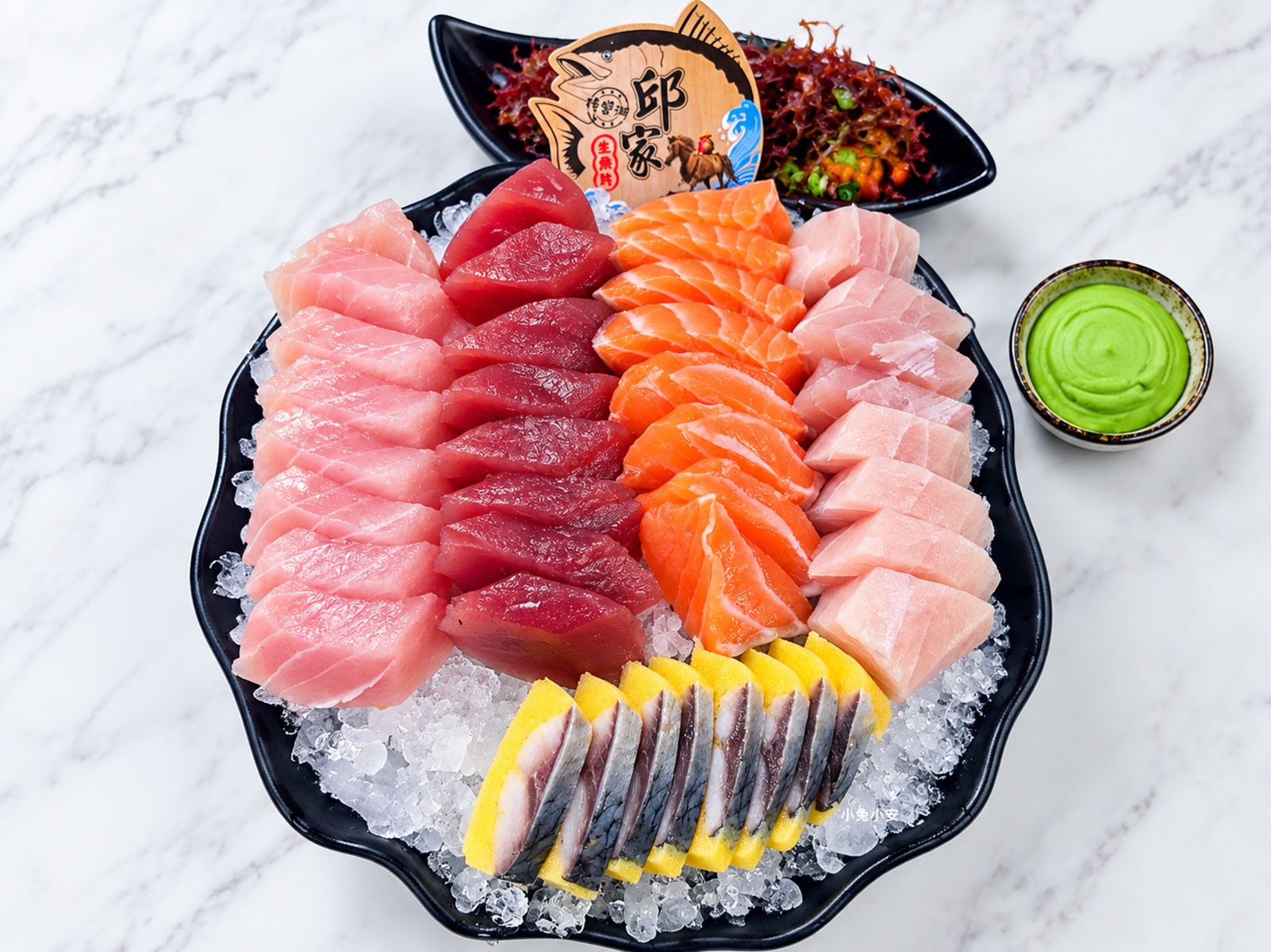 屏東後壁湖人氣海鮮店《邱家生魚片》介紹給你，這家最吸引人的就是生魚片份量真的很有感，符合店家指定消費條件後，只要200元就能吃到40片生魚片，而且每一片都切得厚實，入口鮮甜又有存在感。除了招牌生魚片，店內還有金沙豆腐、味噌鮮魚湯、蚵仔酥等熱炒料理，可以直接搭配成一桌海鮮餐。來到後壁湖除了吃海產，也很適合順遊恆春、墾丁與
