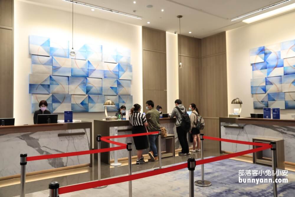 台北新板希爾頓酒店，無邊際景觀泳池，悅市集美味料理好好吃