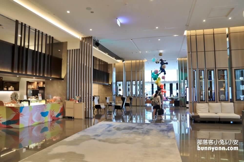 台北新板希爾頓酒店，無邊際景觀泳池，悅市集美味料理好好吃