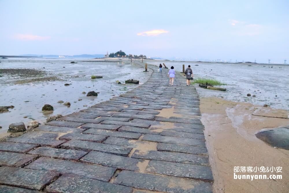 金門景點》建功嶼，金門版摩西分海，必拍海上牡蠣人，賞夕陽最佳秘境