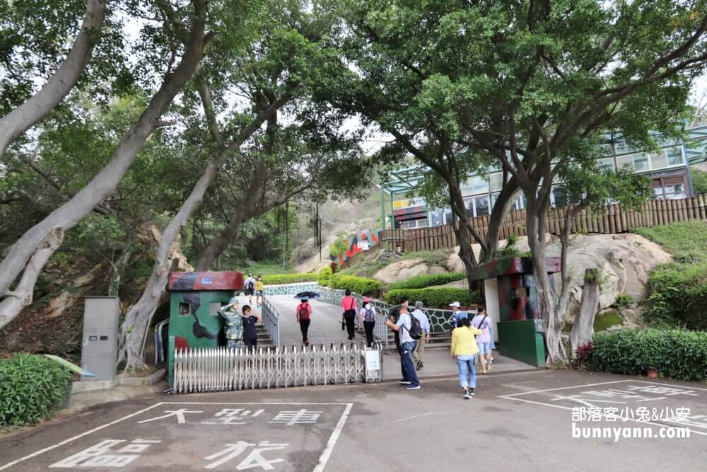 金門景點》獅山砲陣地，免門票參觀景點，戴鋼盔看阿兵哥跳砲操