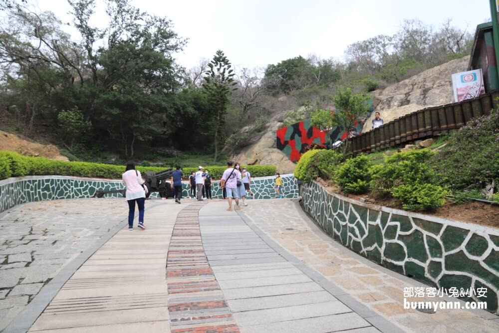 金門景點》獅山砲陣地，免門票參觀景點，戴鋼盔看阿兵哥跳砲操