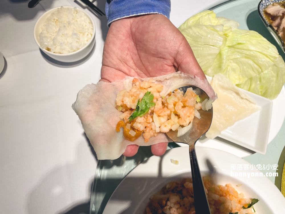 淡水【海宴新台菜會館】超酷的金字塔炒飯不錯吃，停車方便