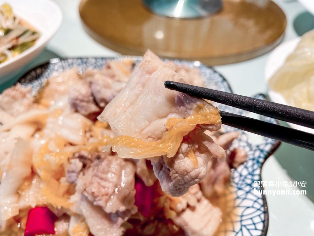 淡水【海宴新台菜會館】超酷的金字塔炒飯不錯吃，停車方便
