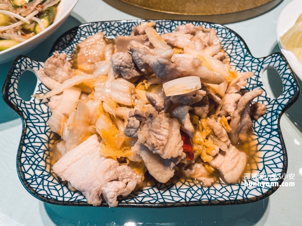 淡水【海宴新台菜會館】超酷的金字塔炒飯不錯吃，停車方便