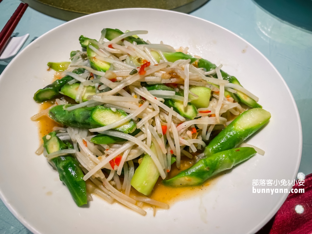 淡水【海宴新台菜會館】超酷的金字塔炒飯不錯吃，停車方便