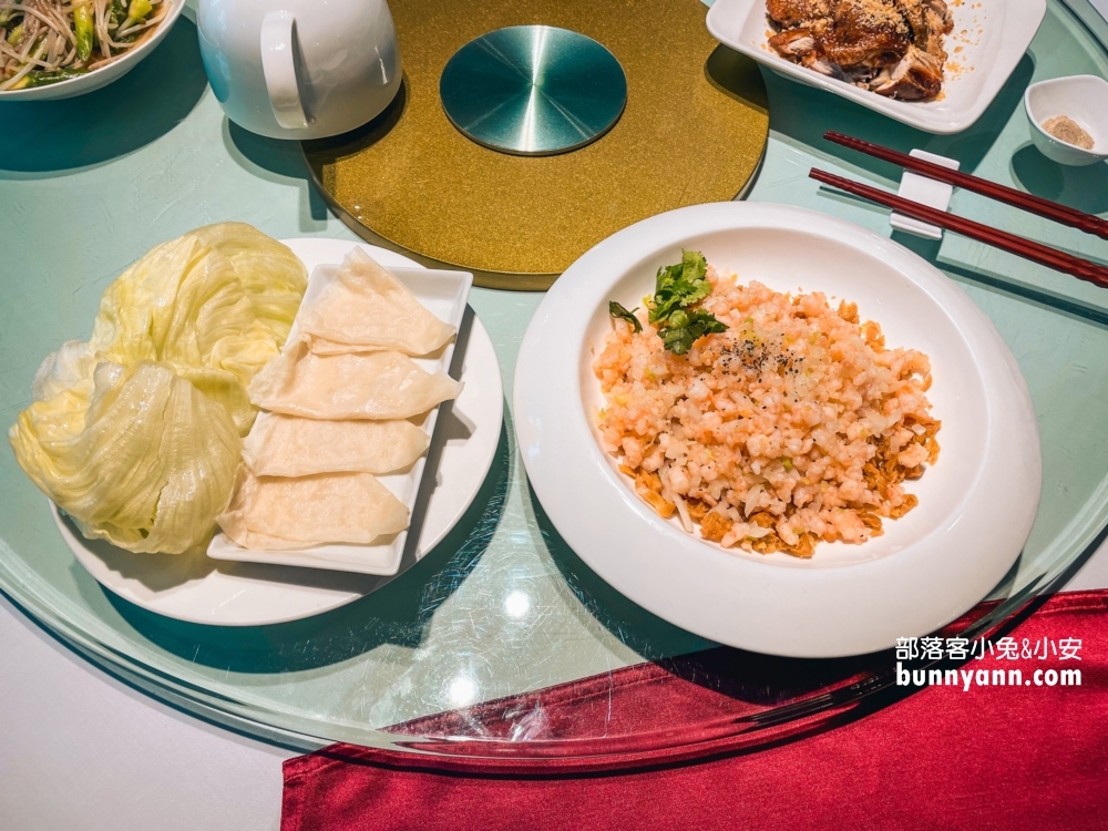 淡水【海宴新台菜會館】超酷的金字塔炒飯不錯吃，停車方便