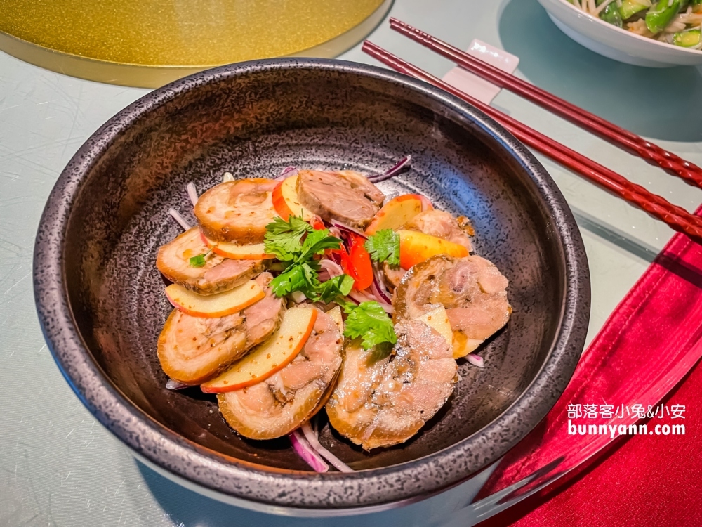 淡水【海宴新台菜會館】超酷的金字塔炒飯不錯吃，停車方便