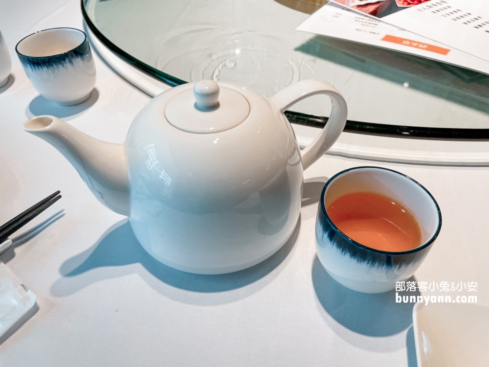淡水【海宴新台菜會館】超酷的金字塔炒飯不錯吃，停車方便