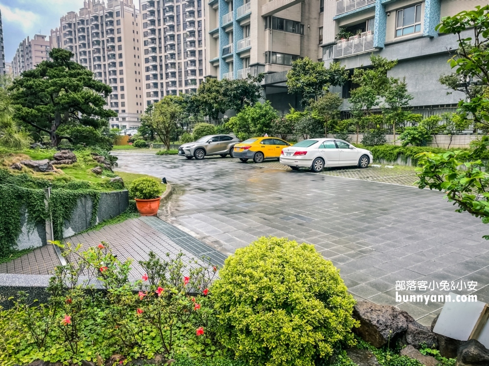 淡水【海宴新台菜會館】超酷的金字塔炒飯不錯吃，停車方便