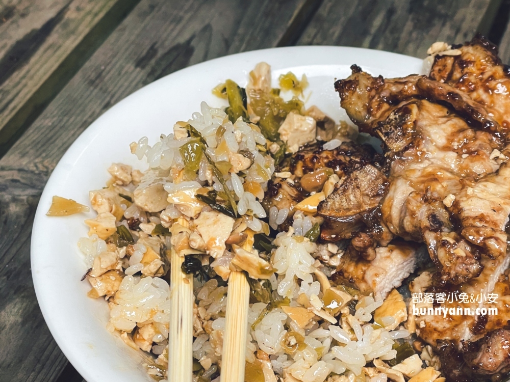 淡水【義山路黑二店排骨飯】藏在鐵皮屋裡的古早排骨飯