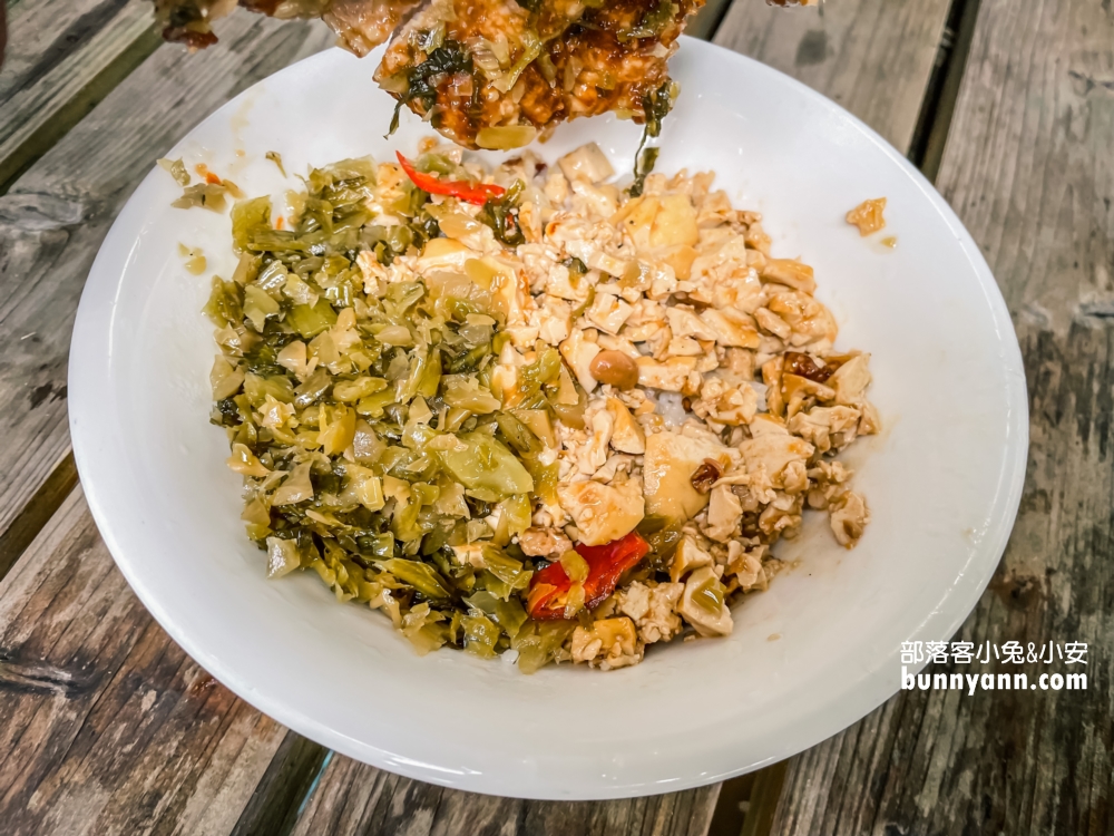 淡水【義山路黑二店排骨飯】藏在鐵皮屋裡的古早排骨飯