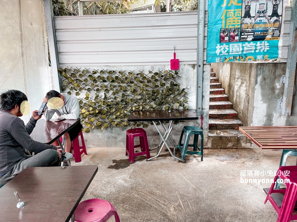 淡水【義山路黑二店排骨飯】藏在鐵皮屋裡的古早排骨飯