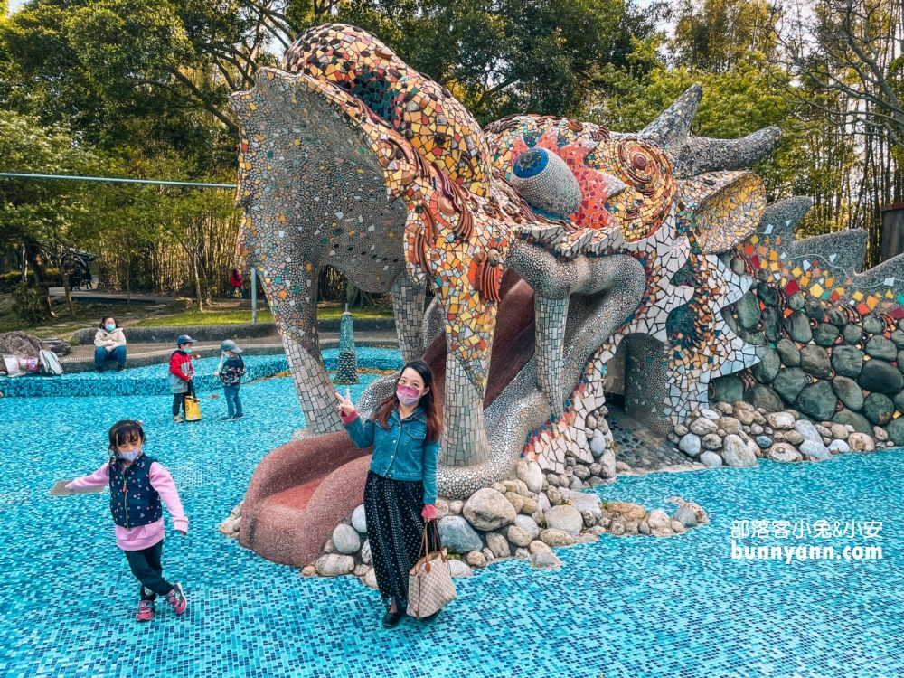桃園戶外景點推薦！龍潭大池水岸休憩廣場，走吊橋踩天鵝船遊湖去