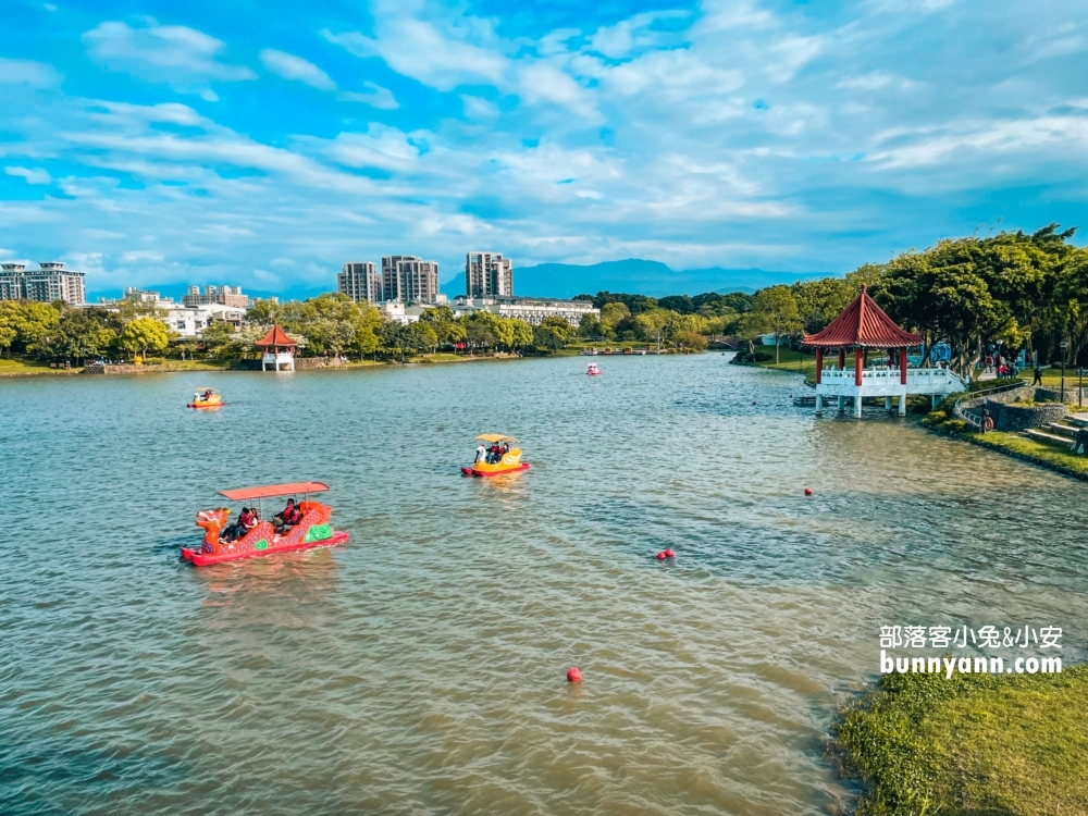 桃園戶外景點推薦！龍潭大池水岸休憩廣場，走吊橋踩天鵝船遊湖去