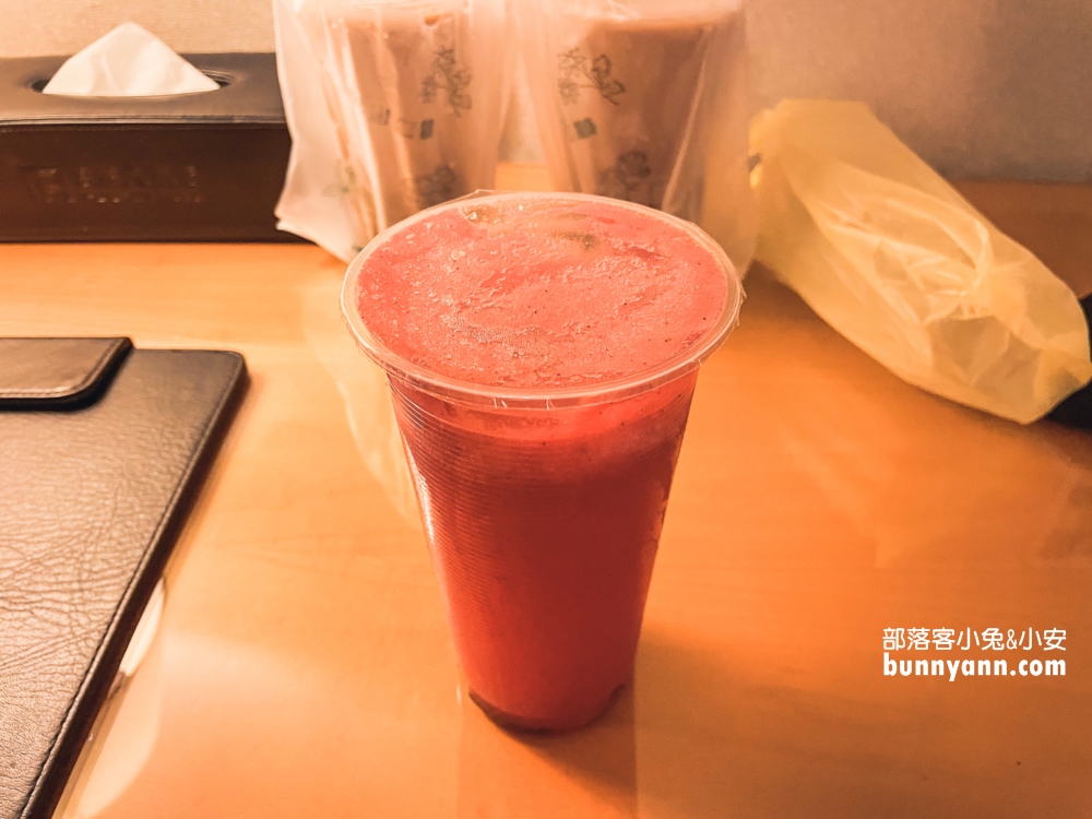 台南【武聖夜市】TOP10家必吃美食，雞排、蜜地瓜、果汁、脆腸通通有
