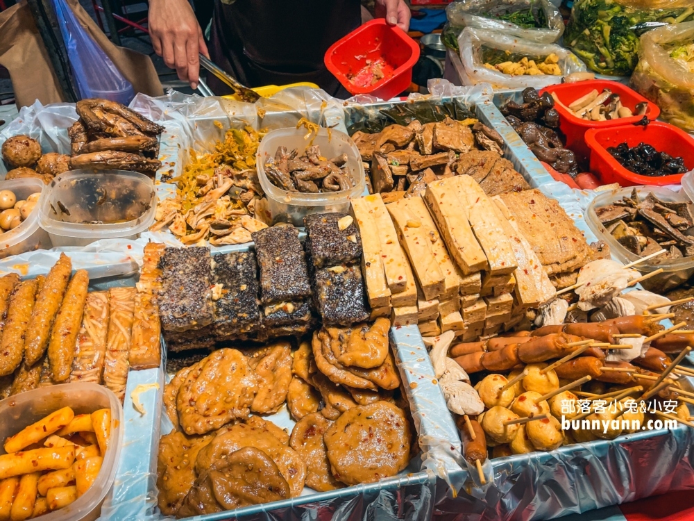台南【武聖夜市】TOP10家必吃美食，雞排、蜜地瓜、果汁、脆腸通通有