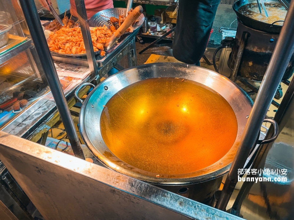 台南【武聖夜市】TOP10家必吃美食，雞排、蜜地瓜、果汁、脆腸通通有