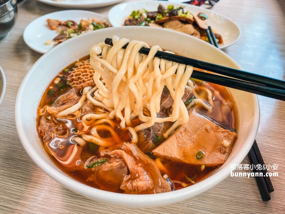 屏東回香牛肉麵，隱藏在五南書局內的大塊牛肉麵