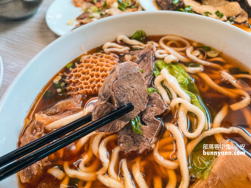 屏東回香牛肉麵，隱藏在五南書局內的大塊牛肉麵
