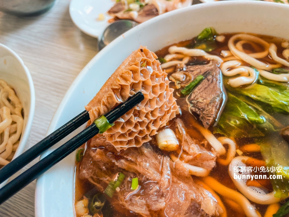 屏東回香牛肉麵，隱藏在五南書局內的大塊牛肉麵