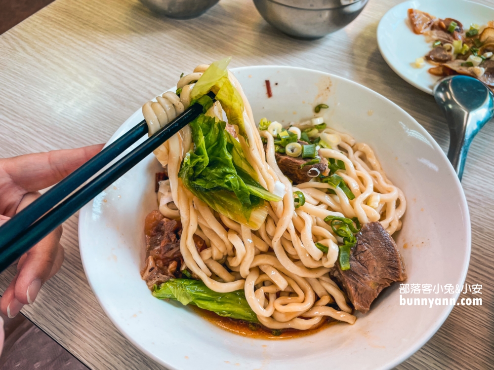 屏東回香牛肉麵，隱藏在五南書局內的大塊牛肉麵