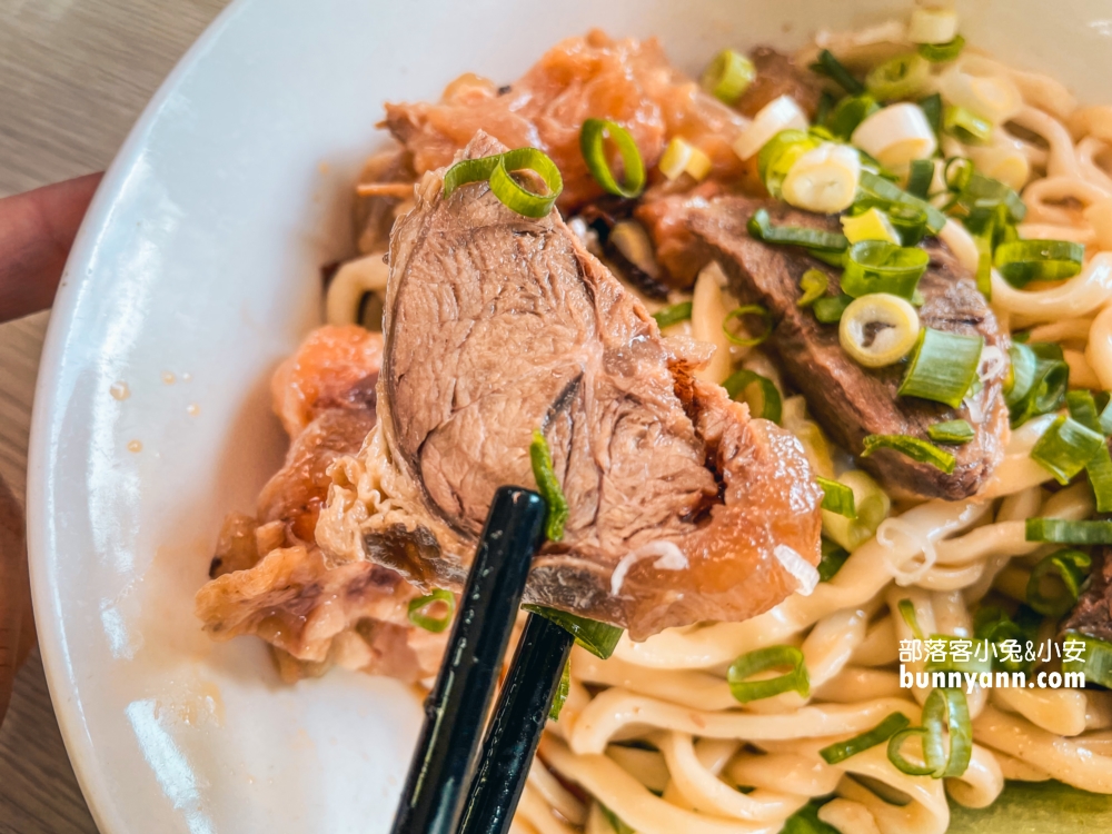 屏東回香牛肉麵，隱藏在五南書局內的大塊牛肉麵