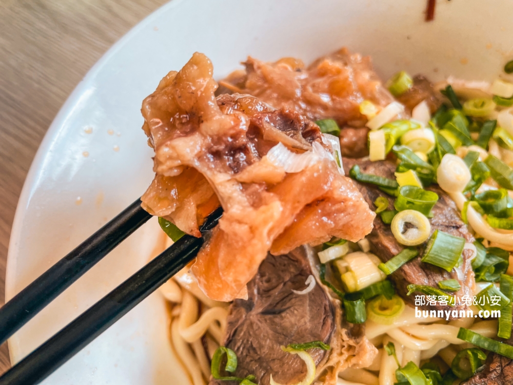 屏東回香牛肉麵，隱藏在五南書局內的大塊牛肉麵
